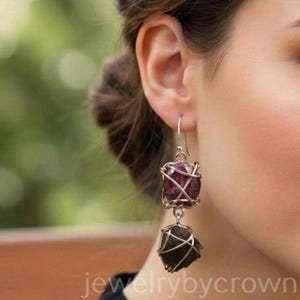 Orecchini con pietre preziose grezze di moldavite e rubino: pendenti avvolti in filo d'argento sterling 925, gioielli fatti a mano