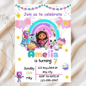 Puede incluir: Una colorida invitación de cumpleaños con el texto "Join us to celebrate" sobre un arcoíris y personajes de dibujos animados. La invitación dice "Amelia cumple 7" con la fecha, hora e información de RSVP.