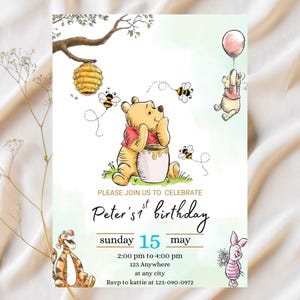 Op de afbeelding: Een verjaardagskaart met Winnie de Poeh-thema. De illustratie toont Winnie de Poeh met een honingpot, bijen en andere personages. De uitnodigingstekst luidt "Please join us to celebrate Peter's 1st birthday."