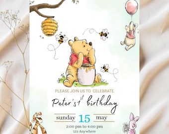 Könnte beinhalten: Einladungskarte zum Geburtstag mit Winnie Puuh-Motiv. Die Illustration zeigt Winnie Puuh mit einem Honigtopf, Bienen und anderen Figuren. Der Einladungstext lautet "Please join us to celebrate Peter's 1st birthday."
