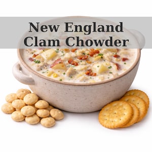 Puede incluir: Un cuenco de cerámica beige lleno de cremosa sopa de almejas de Nueva Inglaterra, adornada con perejil y trozos de tocino. Una pila de galletas redondas a la izquierda, con tres galletas a la derecha. El texto "New England Clam Chowder" está encima del cuenco.