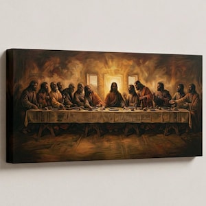 Puede incluir: Una impresión en lienzo rectangular que representa la Última Cena. La obra presenta una larga mesa con figuras vestidas con túnicas, sobre un fondo cálido en tonos sepia. La figura central está iluminada, con otros reunidos alrededor de la mesa.