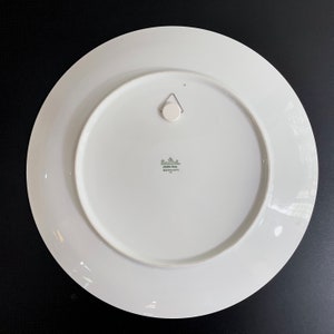 Puede incluir: Plato de cer&aacute;mica blanco con un logotipo verde y blanco que dice "Rosenthal Studio-Line Germany" en la parte posterior.