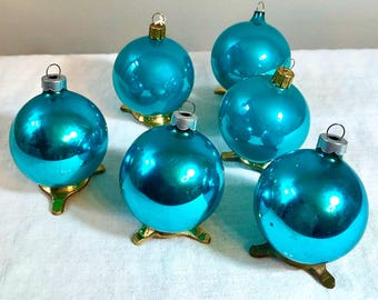 6 adornos navideños vintage de vidrio brillante: azul turquesa, bolas de cristal y plumas.