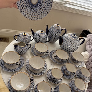 Val av te- och kaffeservis i Lomonosov-porslin. Mönster av koboltnät.