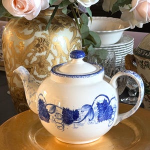 Una teiera in ceramica Poole con foglie bianche e blu, Inghilterra