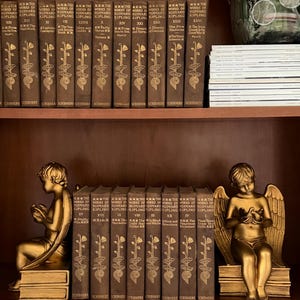 Bokstöd i guld med kerubänglar, tungt set på 14 pund, stort par med keruber i mässingsstil som håller en duva, biblioteksdekor i mörk akademia