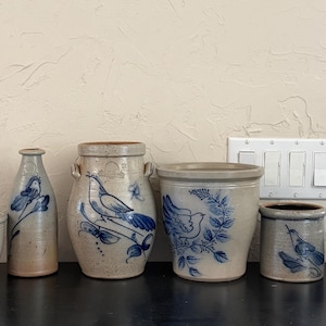 Barattoli in gres vintage Rowe Pottery Bluebird, finitura smaltata al sale.