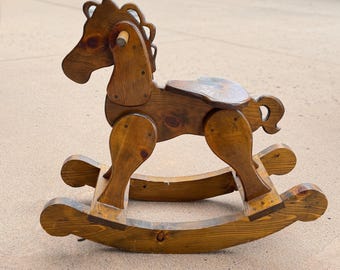 Cavalo de balanço vintage de madeira maciça com acabamento escuro - Balanço infantil em madeira maciça - Decoração rústica para quarto de bebê e adereço para fotos