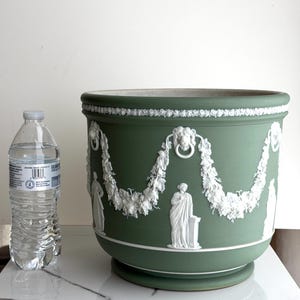Large Wedgwood Cream & Green  Jasperware Jardinière garden Planter Cache Pot 9”x10”