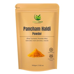Pode incluir: Uma embalagem bege de Pancham Haldi Powder, uma mistura de cinco pós de açafrão-da-terra. A embalagem apresenta a marca HASYADEEP e o texto "NON GMO | 100% NATURAL | VEGAN". A embalagem contém 100g de pó e é rotulada como India Origin.