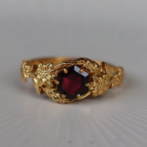Antiker Blumenring mit Granat, Verlobungsring aus vergoldetem Sterlingsilber, Geburtsstein Januar