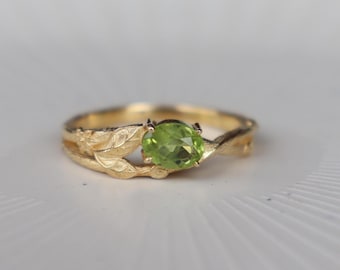 Anello con foglie di peridoto, vermeil in oro 14 carati, argento sterling, gioiello ispirato alla natura