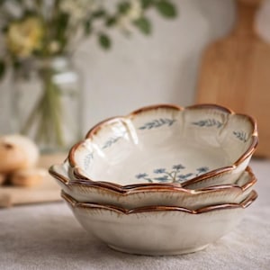Cuenco para pasta de cerámica con diseño floral pintado a mano, fuente festoneada, menaje de cocina de cerámica, regalo de inauguración de la casa