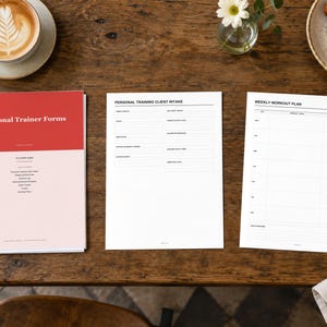 Puede incluir: Un conjunto de formularios impresos para entrenadores personales en papel blanco. La portada presenta una sección superior roja con el texto Personal Trainer Forms y una sección inferior rosa claro. Dos páginas adicionales muestran un formulario de admisión y un plan de entrenamiento semanal con texto y líneas negras.