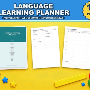 Puede incluir: Un conjunto de planificador de aprendizaje de idiomas digital con 18 páginas en tamaños A4 y US Letter. El PDF imprimible incluye una portada, una hoja de objetivos lingüísticos y un plan de estudio semanal, junto a una manzana, lápices y libros.