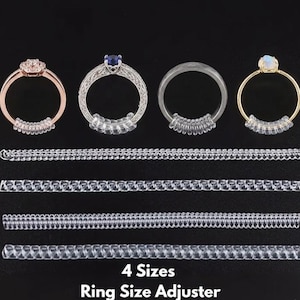 Puede incluir: Cuatro anillos con diferentes diseños y cuatro ajustadores de tamaño de anillo transparentes se muestran sobre un fondo negro. Los anillos incluyen un anillo de oro rosa con un diseño floral, un anillo de plata con una piedra azul, un anillo de plata y un anillo de oro con una piedra blanca. El texto "4 Sizes Ring Size Adjuster" está en la parte inferior.