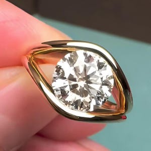 Runder Moissanite Diamant-Verlobungsring, offene Lünette, die Split-Schaft-Gold-Statement-Schmuck einstellt, Auge inspirieren Solitaire Komfort-Tragering