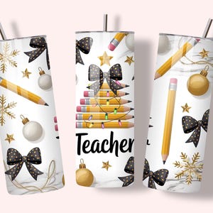 Puede incluir: Un vaso blanco con dise&ntilde;o de m&aacute;rmol, con un &aacute;rbol de Navidad hecho de l&aacute;pices, lazos negros, estrellas doradas y adornos. La palabra "Teacher" est&aacute; escrita en negro. Tambi&eacute;n se ve un l&aacute;piz amarillo y un copo de nieve dorado.