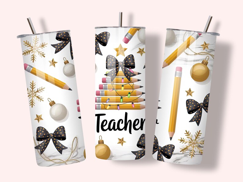 Puede incluir: Un vaso blanco con dise&ntilde;o de m&aacute;rmol, con un &aacute;rbol de Navidad hecho de l&aacute;pices, lazos negros, estrellas doradas y adornos. La palabra "Teacher" est&aacute; escrita en negro. Tambi&eacute;n se ve un l&aacute;piz amarillo y un copo de nieve dorado.