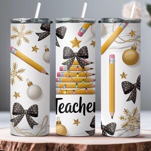 Puede incluir: Tres vasos aislados blancos con detalles en negro y dorado. Los vasos presentan l&aacute;pices, lazos, copos de nieve y la palabra "Teacher". Cada vaso tiene una pajita blanca y una tapa negra.