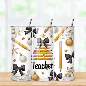 Puede incluir: Un vaso blanco con tem&aacute;tica de profesor, con l&aacute;pices, lazos, copos de nieve y adornos. El dise&ntilde;o incluye un &aacute;rbol de Navidad hecho con l&aacute;pices, estrellas doradas y la palabra "Teacher". Incluye una pajita plateada.