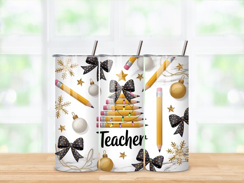 Puede incluir: Un vaso blanco con tem&aacute;tica de profesor, con l&aacute;pices, lazos, copos de nieve y adornos. El dise&ntilde;o incluye un &aacute;rbol de Navidad hecho con l&aacute;pices, estrellas doradas y la palabra "Teacher". Incluye una pajita plateada.
