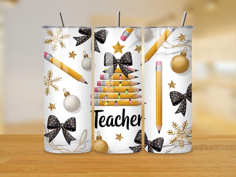 Puede incluir: Un vaso blanco con un dise&ntilde;o festivo que presenta l&aacute;pices, lazos, copos de nieve y adornos. La palabra "Teacher" se muestra en escritura negra. El dise&ntilde;o incluye detalles dorados y negros, y una pajita.