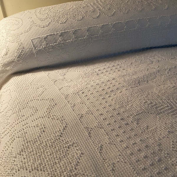 White Hobnail Fringed Bedspread for Your Cottage Chic Guest Room. Vintage. 78”x102"