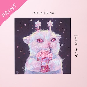 Könnte beinhalten: Ein quadratischer Kunstdruck mit den Maßen 12 cm mal 12 cm zeigt eine weiße Katze mit rosa Highlights, die ein rosa Getränk mit einem Strohhalm hält. Die Katze hat zwei sternförmige Antennen auf dem Kopf und große rosa Augen. Der Hintergrund ist dunkelviolett mit kleinen Sternen.