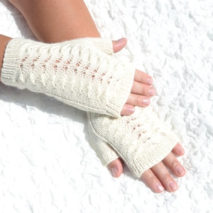 Handgestrickte cremefarbene fingerlose Handschuhe, Strickwolle Handschuhe, Zopfmuster offene Fingerhandschuhe, fingerlose Damenhandschuhe, handgemachte Pulswärmer
