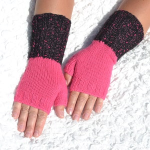 Rosa und schwarze fingerlose Handschuhe, Handgestrickte Handschuhe aus Acrylgarn, handgemachte Armstulpen, offene Fingerhandschuhe, kleine fingerlose Handschuhe