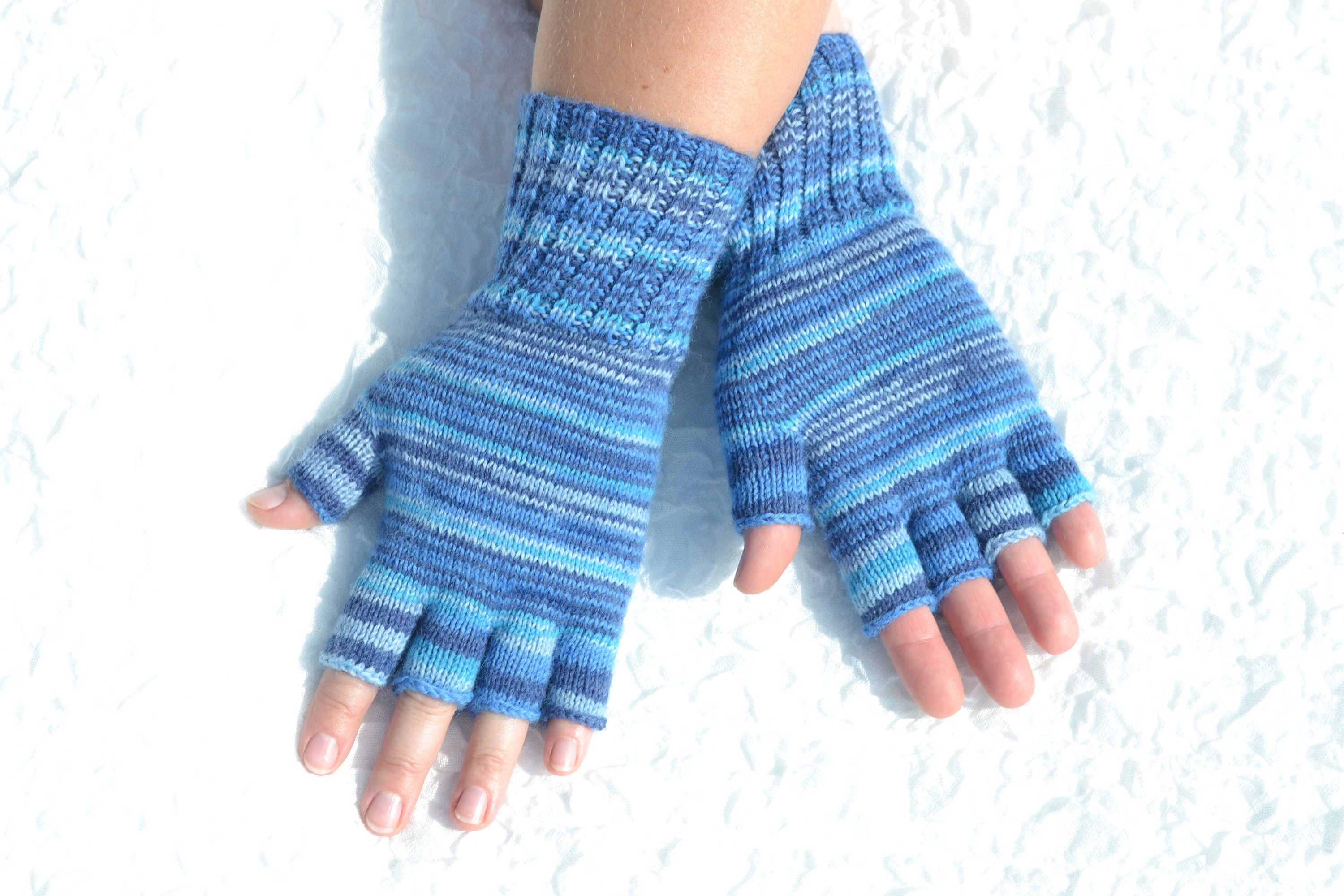 手袋 Howlin' Unisex Striped Fingerless Gloves - Navy Amazon.com: Blue & Black Stripes Short Fingerless Gloves