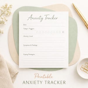 Può includere: Un tracker dell'ansia stampabile su carta bianca, con sezioni per data, trigger, livello di ansia, sintomi, sentimenti e strategie di coping. Il testo "Anxiety Tracker" è in alto e "Printable ANXIETY TRACKER" in basso. Una penna d'oro e delle graffette sono anche nell'immagine.