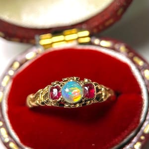 アンティーク ヴィクトリアン オパールとルビーの婚約指輪、スリーストーンリング、15Kゴールド エステートジュエリー