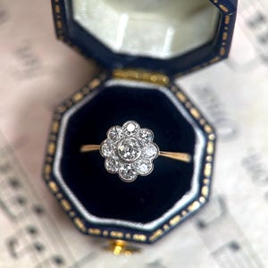 Antieke Edwardiaanse ring met oud-Europese geslepen diamanten in madeliefjesmotief, 18 karaats goud