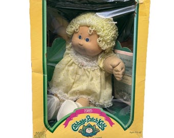 Certificado de nacimiento de la muñeca Cabbage Patch Kids de 1985, Hetty Edna, rubia con ojos azules.