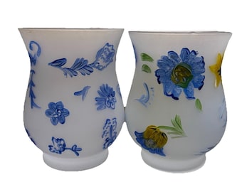 Juego de 2 portavelas Hallmark Hurricane para velas votivas, color azul y amarillo.
