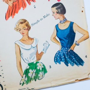 Könnte beinhalten: Eine Vintage-Schnittmuster-Umschlagillustration mit zwei Outfits. Eines zeigt eine weiße Bluse mit Kragen, grünem Blumenrock und weißen Handschuhen. Das andere zeigt ein blaues ärmelloses Oberteil mit blauem Rock mit weißen Punkten. Text lautet Simple to Make.