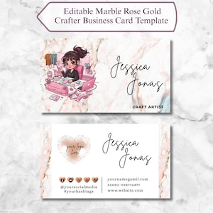 Könnte beinhalten: Bearbeitbare Visitenkarten-Vorlage für Crafter in Marmor-Roségold. Das Design zeigt eine Cartoon-Illustration eines Handwerkers bei der Arbeit, ein Logo und Kontaktinformationen. Die Karte hat einen Marmorhintergrund mit Roségold-Akzenten.
