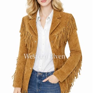 Könnte beinhalten: Braune Wildlederjacke mit Fransen an Brust, Schultern und Ärmeln. Die Jacke hat einen klassischen Blazer-Schnitt mit Reverskragen und Knopfverschlüssen. Der Text "Western Elven" ist auf der Jacke aufgedruckt.