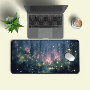 Puede incluir: Una alfombrilla de ratón rectangular con una escena de bosque con luces brillantes y un arroyo. La alfombrilla es negra con una colorida ilustración de árboles, un arroyo y luces brillantes. También se ven un ratón blanco y un ordenador portátil.