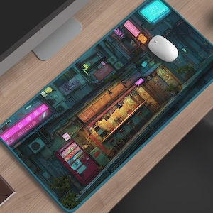 Könnte beinhalten: Rechteckiges Mauspad mit einer detaillierten Draufsicht-Illustration einer neonbeleuchteten Stadtlandschaft mit japanischem Text. Das Design umfasst einen Automaten, Leuchtschilder und eine weiße Computermaus. Das Mauspad liegt auf einem Holztisch.