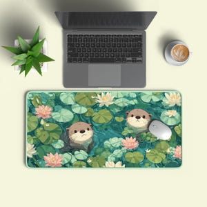 Lofi Otter Schreibunterlage | Anime Otter im Seerosenteich | Grünes Pastell Wasser & Blumen | Natur XXL Übergroßer Schreibtisch Arbeitsplatz Geschenk