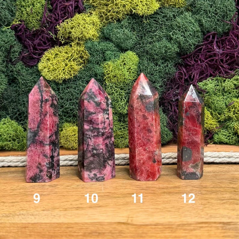 Puede incluir: Cuatro cristales rectangulares pulidos con puntas. Los cristales son principalmente rojos con vetas negras. Los n&uacute;meros 9, 10, 11 y 12 est&aacute;n impresos en la base de cada cristal. El fondo presenta musgo verde, amarillo y morado.