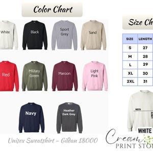 Puede incluir: Una tabla de colores y una tabla de tallas para una sudadera unisex. La tabla de colores muestra sudaderas en blanco, negro, gris deportivo, arena, rojo, verde militar, granate, rosa claro, azul marino y gris oscuro jaspeado. La tabla de tallas muestra medidas en pulgadas.
