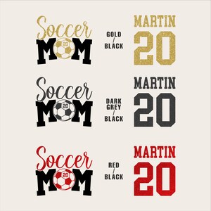 Puede incluir: Tres dise&ntilde;os tem&aacute;ticos de f&uacute;tbol con los textos "Soccer Mom" y "Martin 20" en oro, gris oscuro y rojo. Cada dise&ntilde;o incluye un gr&aacute;fico de bal&oacute;n de f&uacute;tbol y el a&ntilde;o "20" dentro del bal&oacute;n.