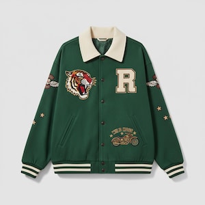Puede incluir: Chaqueta universitaria verde con cuello y puños color crema. Presenta un parche de tigre, la letra "R", detalles de estrellas y un gráfico de motocicleta con el texto "WILD HOGS".