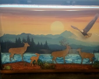Handgefertigtes Natur-Motiv-Diorama aus Epoxidharz: Hirsch, Adler, Gebirge, Sonnenuntergang