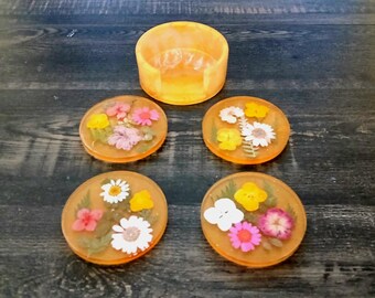 Harz-Untersetzer-Set, gepresste Blumen, orange Alkoholtinte, glitzernder Hintergrund, Halter